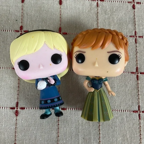 Funko Pop Disney Frozen #119 Coronation Anna, #116 Young Elsa & #81 Anna Bundle - Picture 7 of 10
